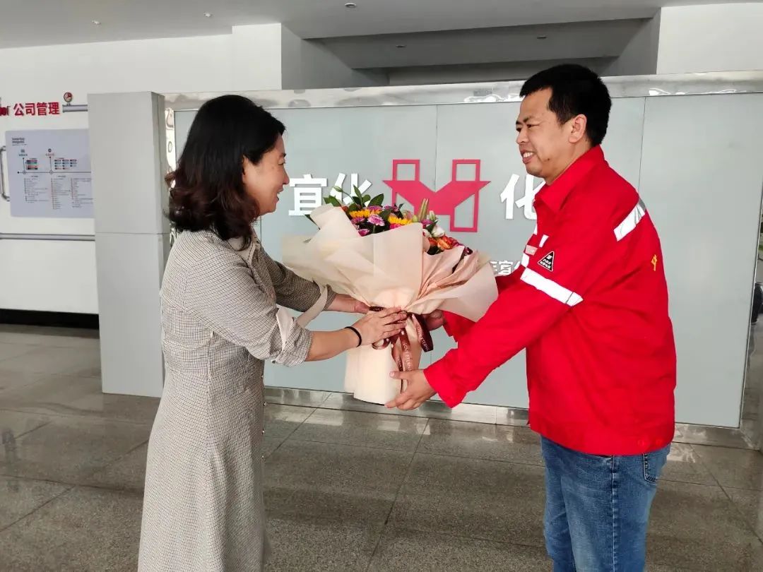 宜昌市总工会党组成员、副主席李敏一行到化机公司慰问市劳动模范左霄(图1) 图片