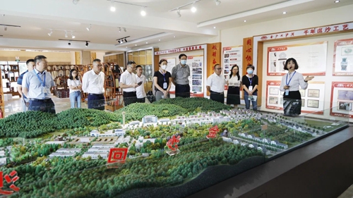 贵州省第三届省长质量奖评审专家组到金沙酒业现场评审(图1)