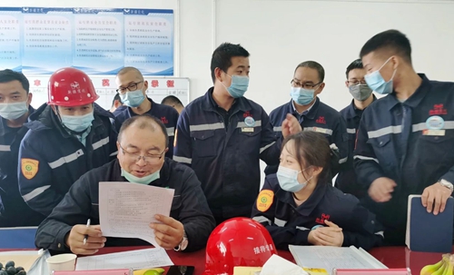 新疆宜化氯碱分厂氯乙烯三班、合成二班荣获准东开发区安全标准化示范班组称号(图3)