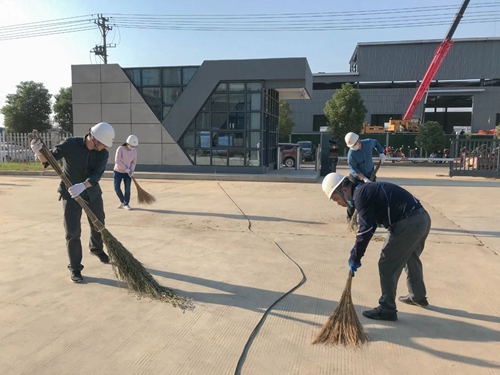 感受工程氛围参与工程建设 集团总部机关干部到新材料公司现场劳动(图6)