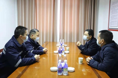 宜都市委副书记、市长李泽刚到楚星公司慰问市拔尖人才(图2)