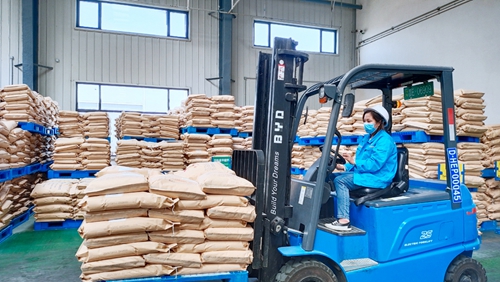 新材料公司饲料级甲酸钙产品下线(图1)