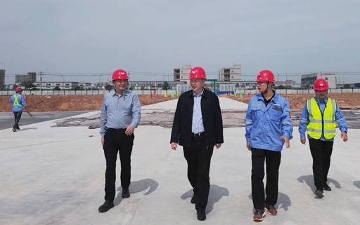 宜昌市国资委党委书记、主任黄智华一行到氨醇项目现场调研(图1)