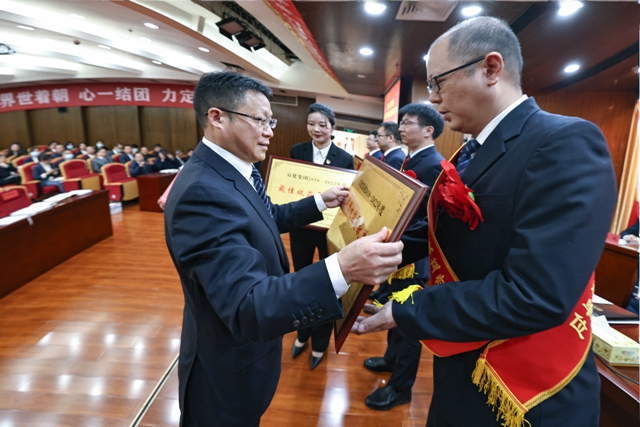 宜化集团2022年度总结表彰暨第七届职工代表大会开幕 卞平官作报告(图3)