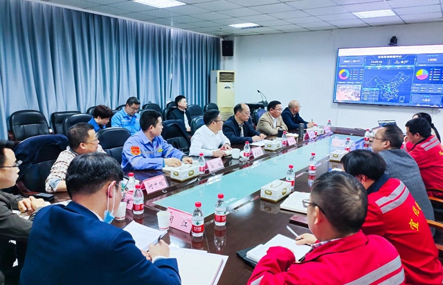 王大真一行到化机公司现场办公(图1)