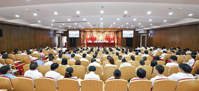 集团传达学习熊征宇马泽江在宜化专题办公时的讲话精神 吹响冲刺千亿号角(图1)