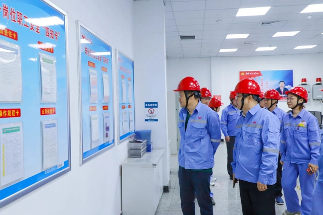 宜昌市总工会副主席崔大江一行到股份公司现场调研(图1)