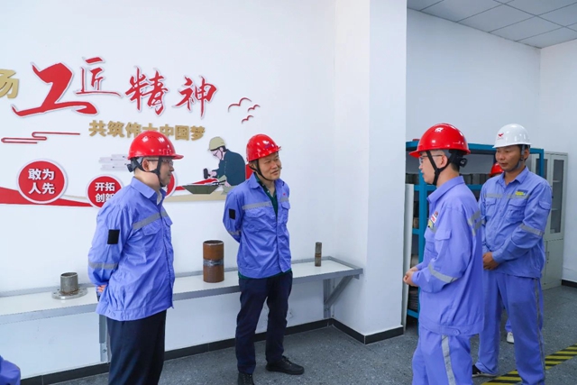 宜昌市总工会副主席崔大江一行到股份公司现场调研(图2)