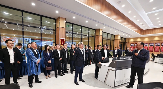 肩负重托共谋发展！集团七届二次职代会代表报到并参观田家河新项目(图2)