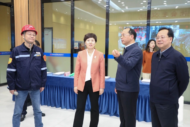 乌海市委副书记、市长崔景英一行到宜化集团调研(图1)