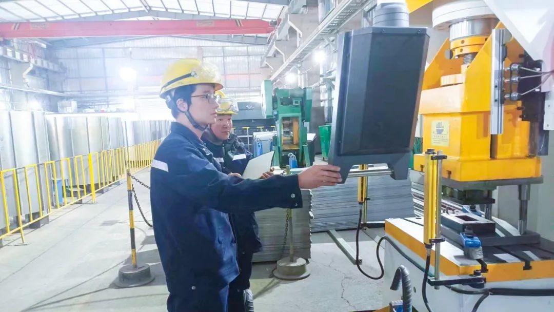 青海宜化电石分厂电极壳班：加强标准化建设，保障电石炉长周期稳定运行(图3)
