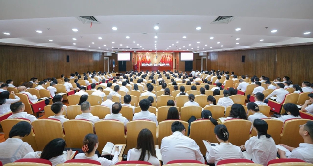 宜化集团召开上半年生产经营分析总结大会(图1)