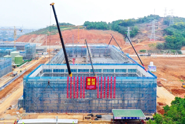 楚星生态项目尿素库顺利封顶(图1)