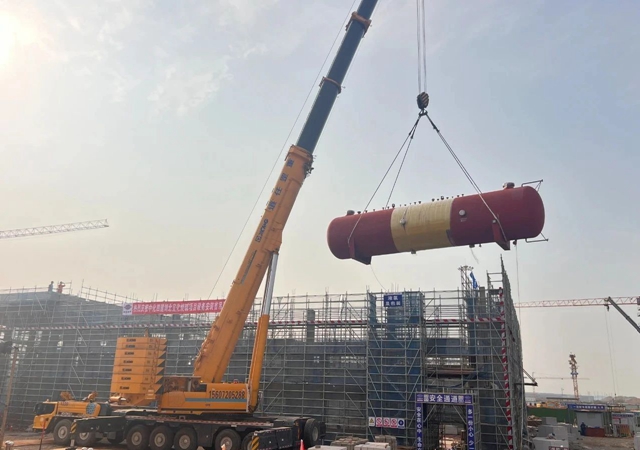 首台大型设备“落户”，氯碱新能源项目吹响工程设备安装新号角！