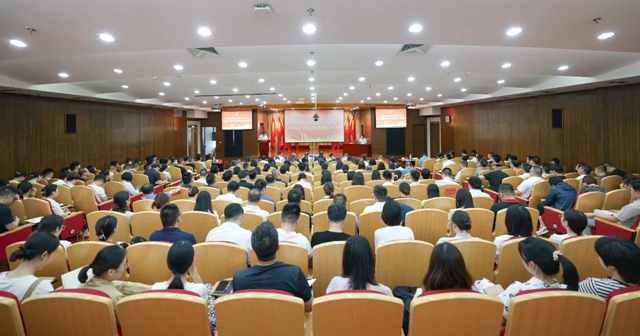 集团党委理论学习中心组开展《国有企业管理人员处分条例》专题学习