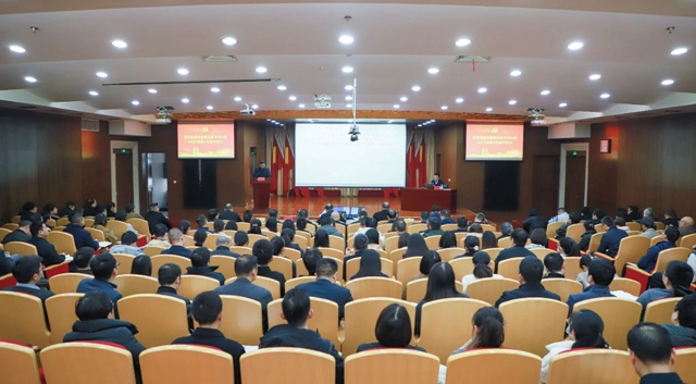 宜化集团党委理论学习中心组开展集中学习