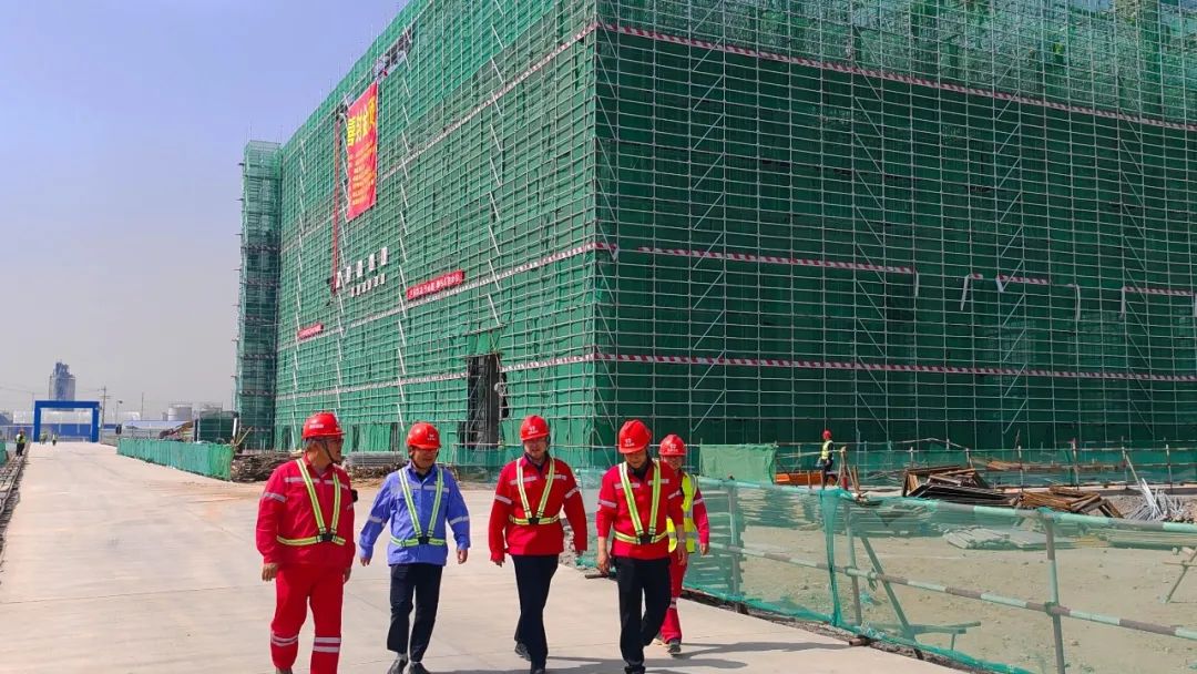 化机公司党委书记、董事长、总经理杨中泽到内蒙季戊四醇项目现场办公(图2)