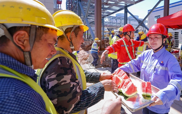 酷暑送清凉，关怀沁人心！宜化田家河园区全力保障职工高温作业安全(图1)