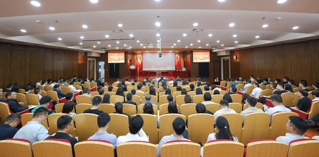 宜化集团党委理论学习中心组举行集体(扩大)学习(图1) 宜化集团党委理论学习中心组举行集体(扩大)学习(图1)