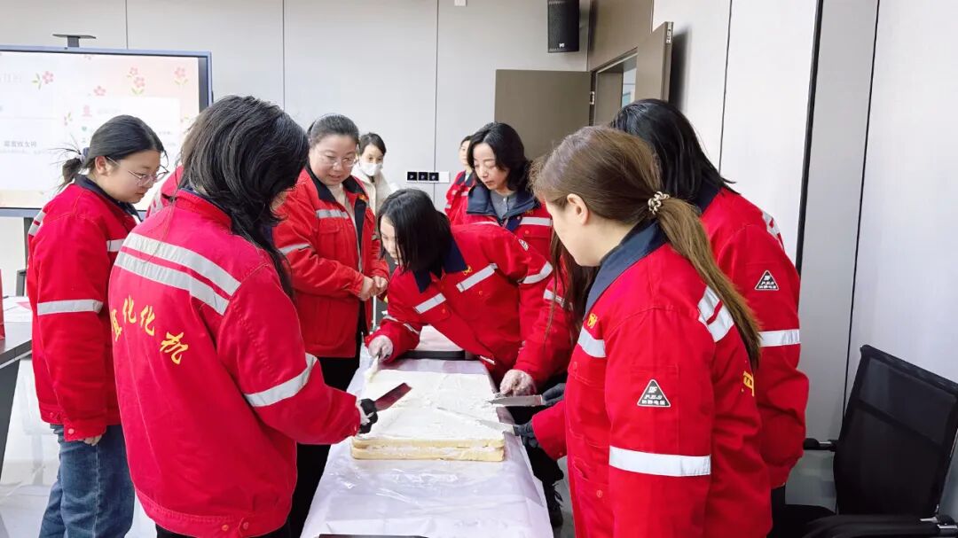 巾帼绽芳华 甜蜜致女神，宜化化机开展“三八”妇女节蛋糕DIY活动(图5)
