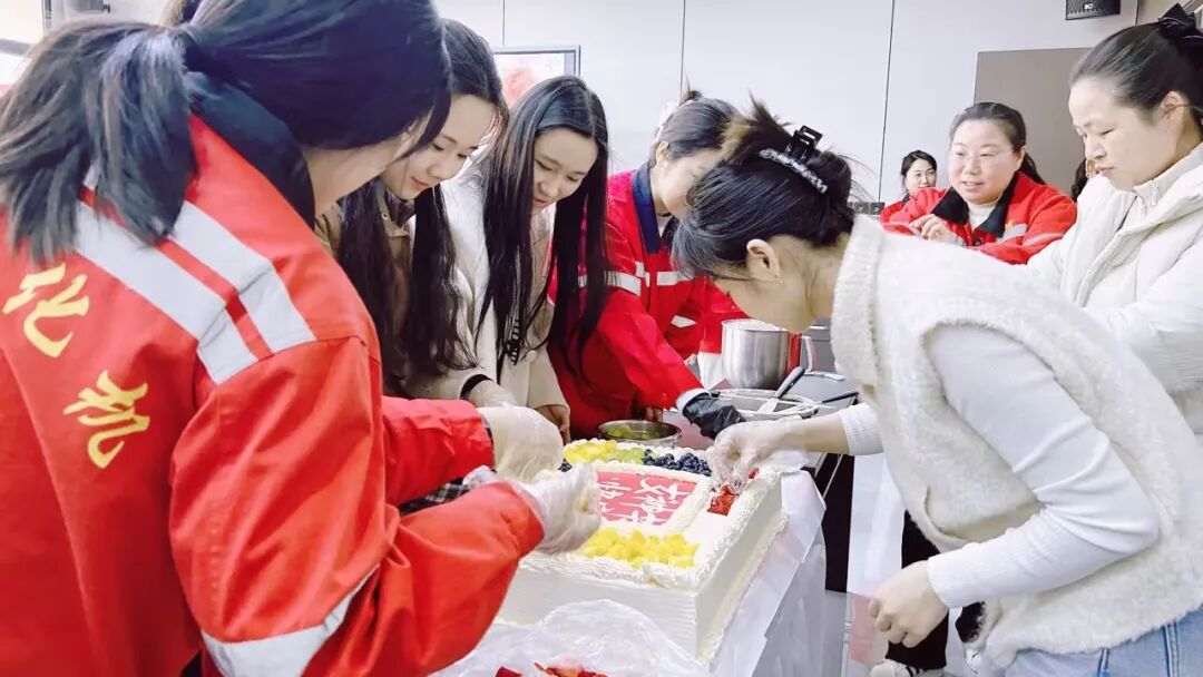 巾帼绽芳华 甜蜜致女神，宜化化机开展“三八”妇女节蛋糕DIY活动(图6)