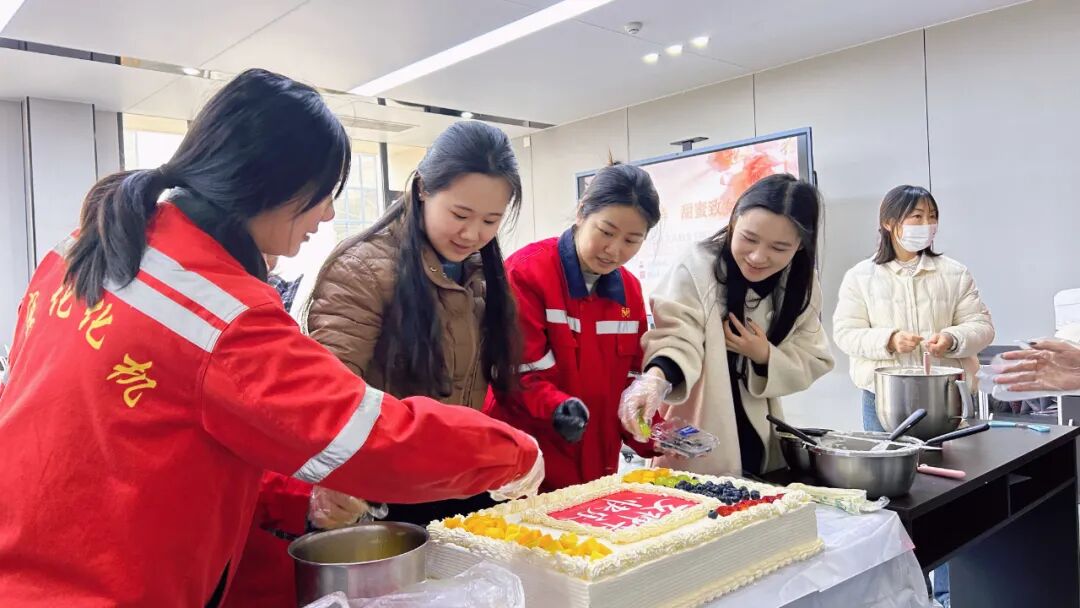 巾帼绽芳华 甜蜜致女神，宜化化机开展“三八”妇女节蛋糕DIY活动(图7)