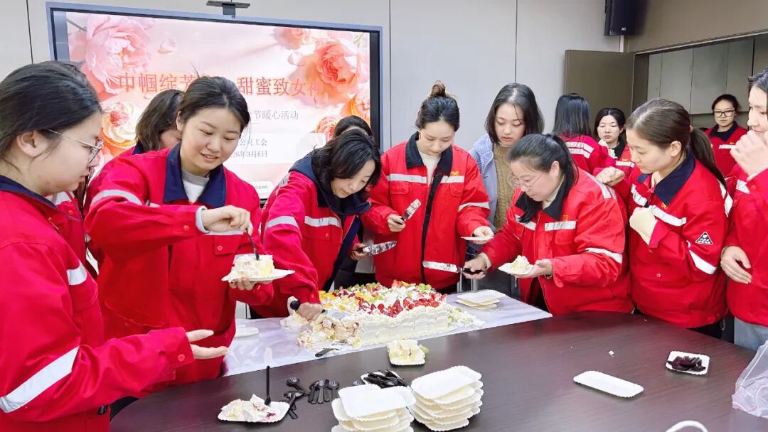 巾帼绽芳华 甜蜜致女神，宜化化机开展“三八”妇女节蛋糕DIY活动(图9)