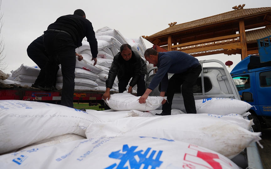 新疆宜化捐赠爱心化肥助力春耕生产(图1)