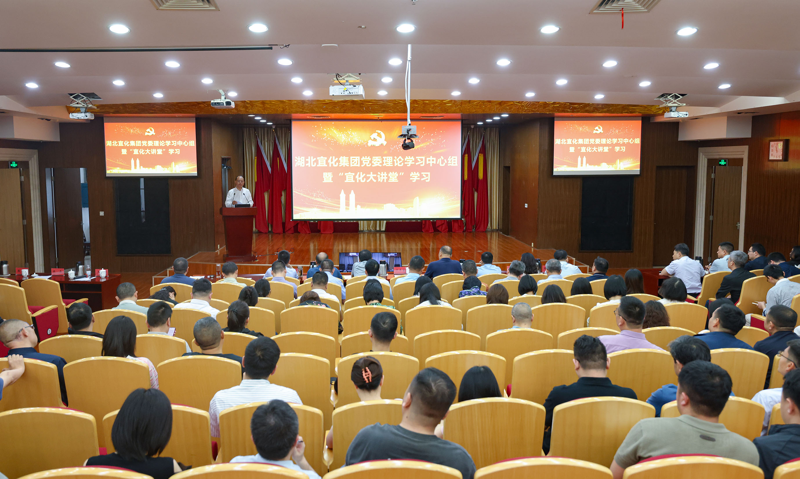 集团开展党委理论学习中心组集中学习(图1) 集团开展党委理论学习中心组集中学习(图1)