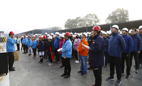 热火朝天！集团总部140余人到股份公司氯碱分厂开展劳动