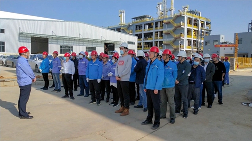 感受工程氛围参与工程建设 集团总部机关干部到新材料公司现场劳动