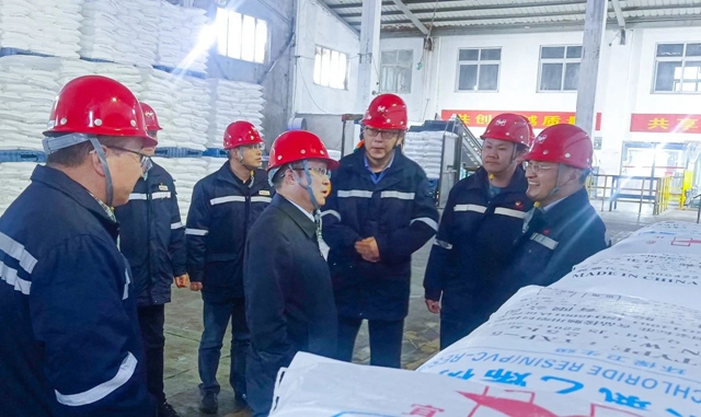 王大真一行到楚星公司慰问消光交联树脂项目攻关团队