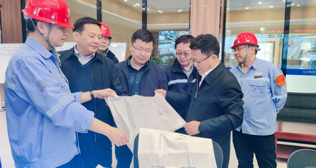 王大真一行到降解新材料公司现场办公