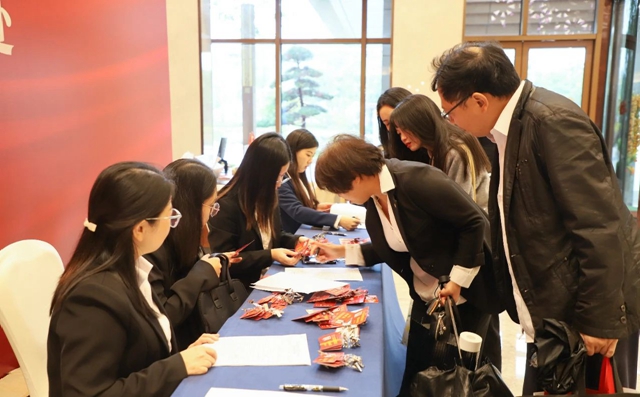 肩负重托共谋发展！集团七届二次职代会代表报到并参观田家河新项目