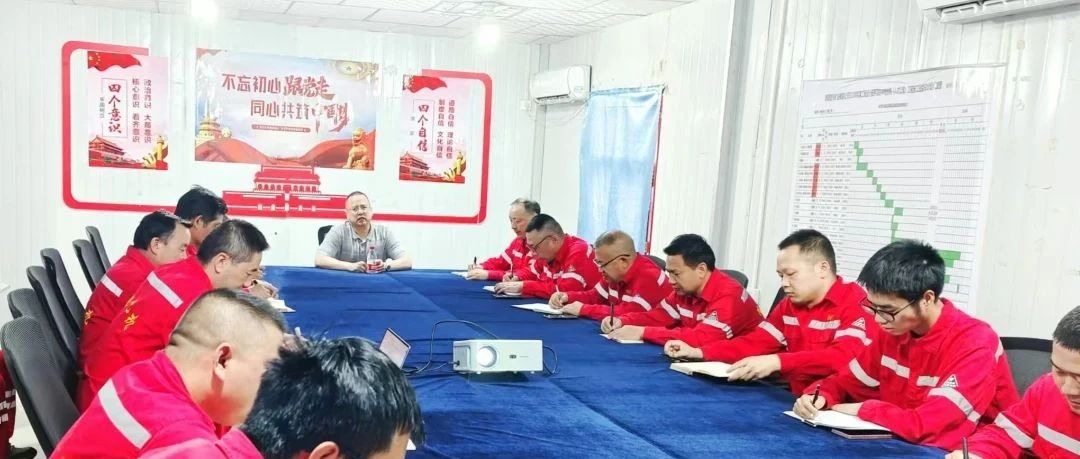 化机公司党委书记、董事长、总经理杨中泽到新疆项目部现场办公