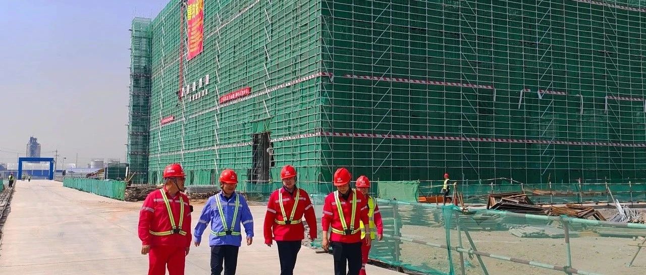 化机公司党委书记、董事长、总经理杨中泽到内蒙季戊四醇项目现场办公